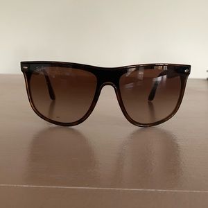 Like New Ray Ban sunglasses